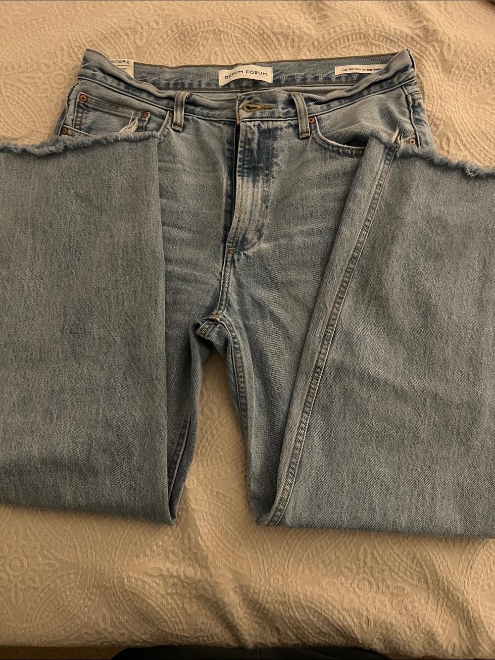 Aritzia Denim Forum Light Wash Classic Straight Jeans | Size 28 | Frayed Hem